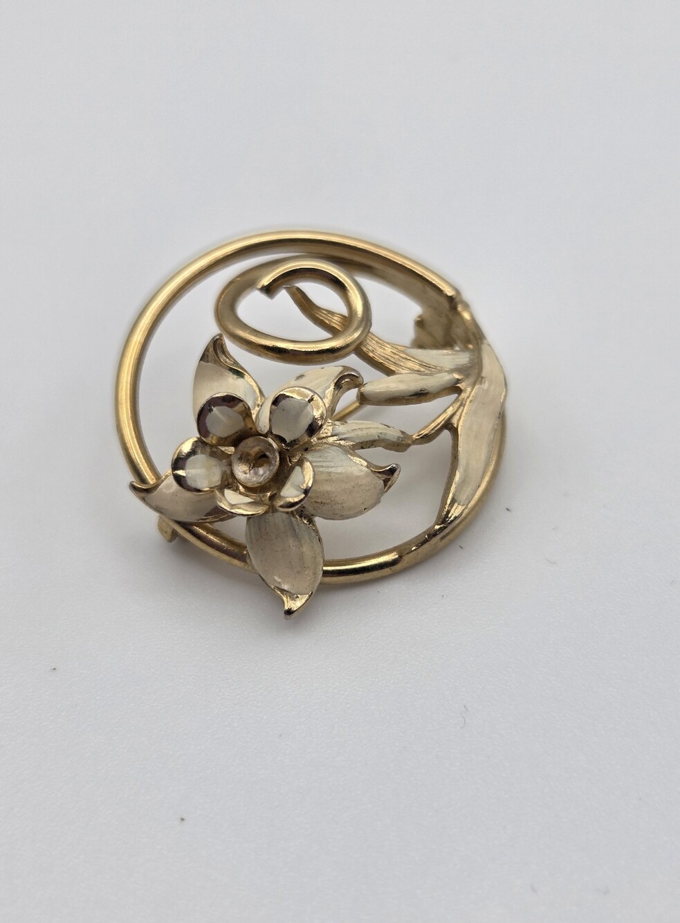 Vintage Gold Toned Floral Circle Brooch - Women's Jewelry